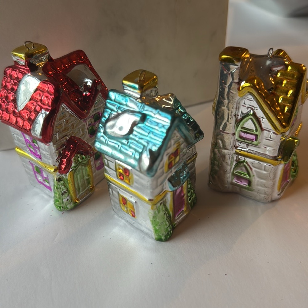 VINTAGE SET OF 3 HAND PAINTED CERAMIC HOLIDAY HOUSE ORNAMENTS - Picture 3 of 5